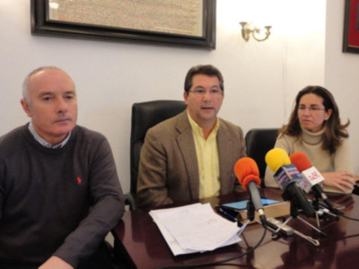 El alcalde de Chipiona logra un acuerdo que posibilita el fin de la huelga de limpieza