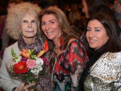 La duquesa de Alba, incansable, presidió desfile de trajes de flamenca a beneficio de nuevo futuro en Sevilla
