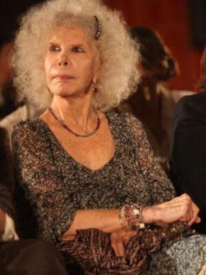 La duquesa de Alba, incansable, presidió desfile de trajes de flamenca a beneficio de nuevo futuro en Sevilla