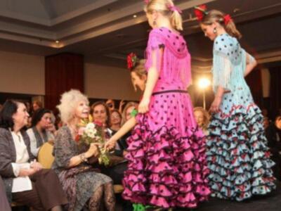 La duquesa de Alba, incansable, presidió desfile de trajes de flamenca a beneficio de nuevo futuro en Sevilla