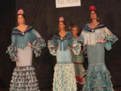 La duquesa de Alba, incansable, presidió desfile de trajes de flamenca a beneficio de nuevo futuro en Sevilla