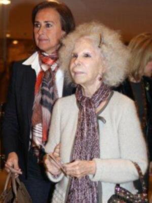 La duquesa de Alba, incansable, presidió desfile de trajes de flamenca a beneficio de nuevo futuro en Sevilla