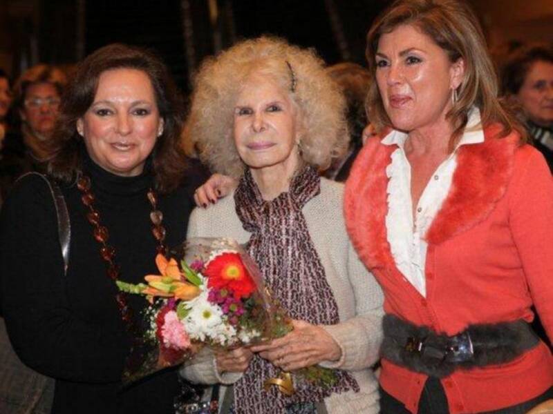 La duquesa de Alba, incansable, presidió desfile de trajes de flamenca a beneficio de nuevo futuro en Sevilla