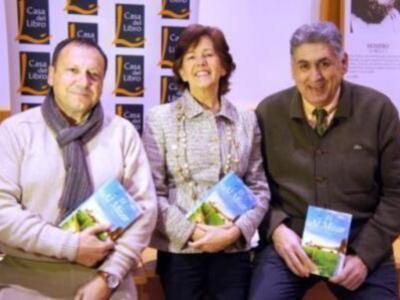 Jose Vicente Dorado conduce el acto de presentación de la novela "El Al Mizar" de Carmen de la Rosa 