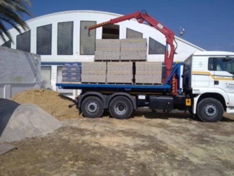 La empresa responsable estima que las obras de instalación de la biomasa en la Piscina Municipal estarán en dos meses(Chipiona)
