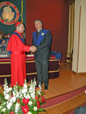 Ilustres Becario de Honor y de la visita extraordinaria a Sevilla de S.E.R. Cardenal Ángelo Amato (SDB), en el Colegio Mayor San Juan Bosco.