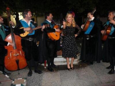 Carmen Lomana inaugura la primavera en Sevilla con la tuna