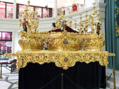 Exposición del magnífico paso procesional del Cristo de la Vera-cruz de Alcalá del Rio.