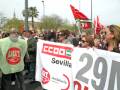 Manifestación en Sevilla con pancartas de CCOO y UGT, celebrando el 29M.