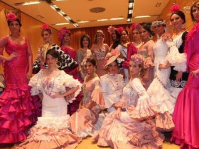 José Fernando ortega apoya a su hermana Gloria Camila en un desfile 