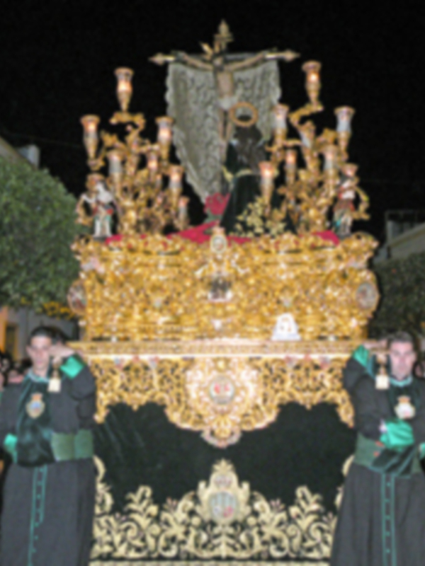 La lluvia da una tregua a la madrugada ilipense, y la Hermandad de la Vera-cruz, estreno su paso y su cuadrilla de romanos.