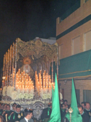 La lluvia da una tregua a la madrugada ilipense, y la Hermandad de la Vera-cruz, estreno su paso y su cuadrilla de romanos.