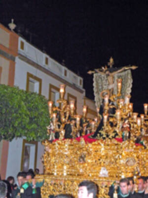 La lluvia da una tregua a la madrugada ilipense, y la Hermandad de la Vera-cruz, estreno su paso y su cuadrilla de romanos.