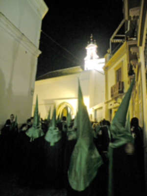 La lluvia da una tregua a la madrugada ilipense, y la Hermandad de la Vera-cruz, estreno su paso y su cuadrilla de romanos.