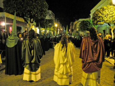 La lluvia da una tregua a la madrugada ilipense, y la Hermandad de la Vera-cruz, estreno su paso y su cuadrilla de romanos.