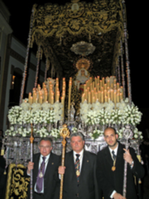  La lluvia dio una tregua en el  Viernes Santo de Alcalá del Río.
