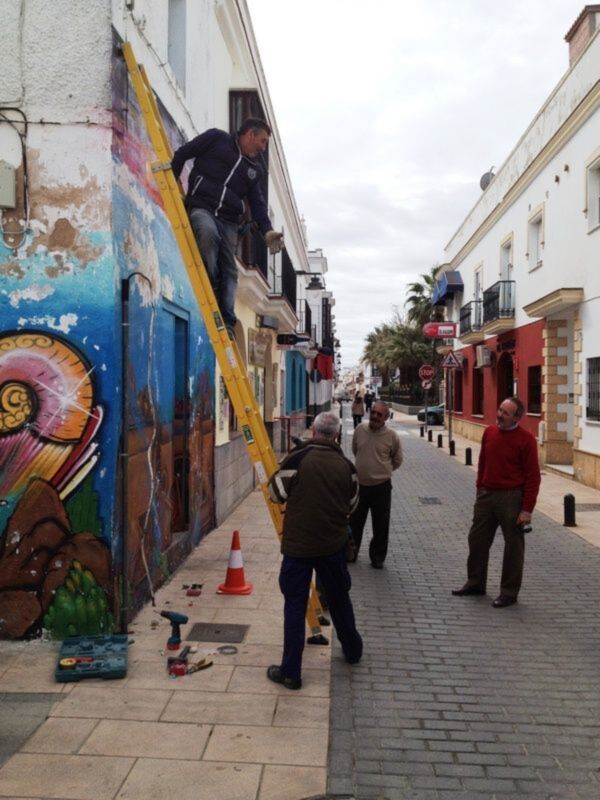 El Ayuntamiento lleva a cabo un plan de soterramiento del cableado aéreo de titularidad municipal(Chipiona)