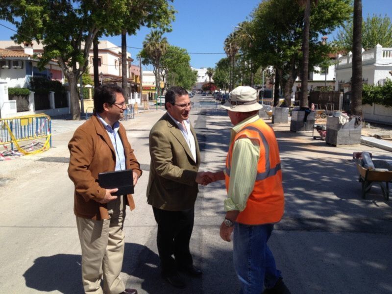 El Vicepresidente de la Diputación de Cádiz, Bernardo Villar, visita las obras de las avenidas de Sevilla y el Faro(Chipiona)