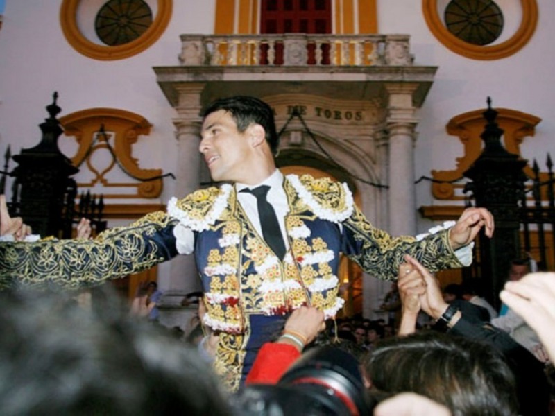 Manzanares vuelve a hacer historia al cortar cuatro orejas