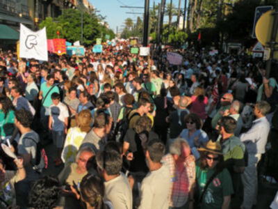 Multitudinaria manifestación de profesores y estudiante en Sevilla