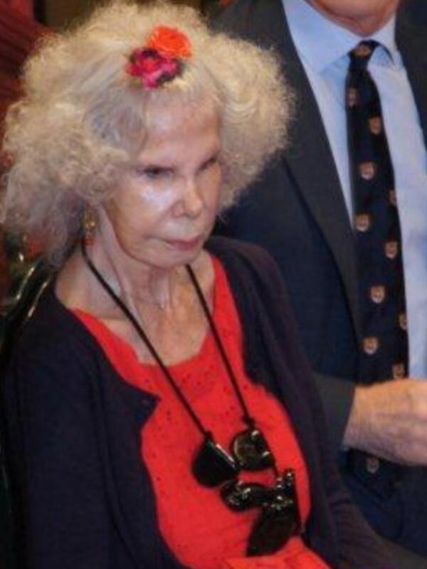 Felipe González reúne a las tres mujeres de su vida en Sevilla, su pareja Mar, su hija María y su nieta Elena