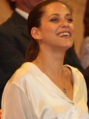 María león muy junto a su madre recoge la medalla de Sevilla para su hermano Paco León