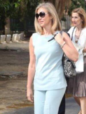 Felipe González reúne a las tres mujeres de su vida en Sevilla, su pareja Mar, su hija María y su nieta Elena