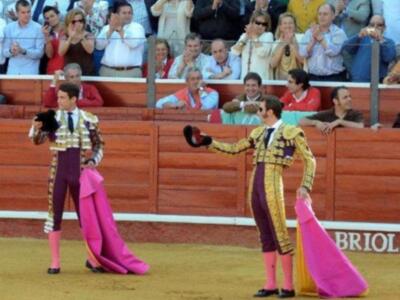Toreadores celebrando en el ruedo durante un espectáculo taurino.