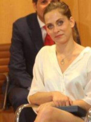 María león muy junto a su madre recoge la medalla de Sevilla para su hermano Paco León