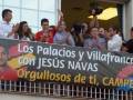 Celebración de un equipo de fútbol con un cartel que menciona a Jesús Navas como el campeón.