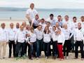 Equipo FIN en la playa, disfrutando del mar y la costa.