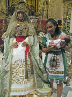 La Virgen de los Reyes patrona de la Archidiócesis de Sevilla, ha regresado a la capilla Real. 