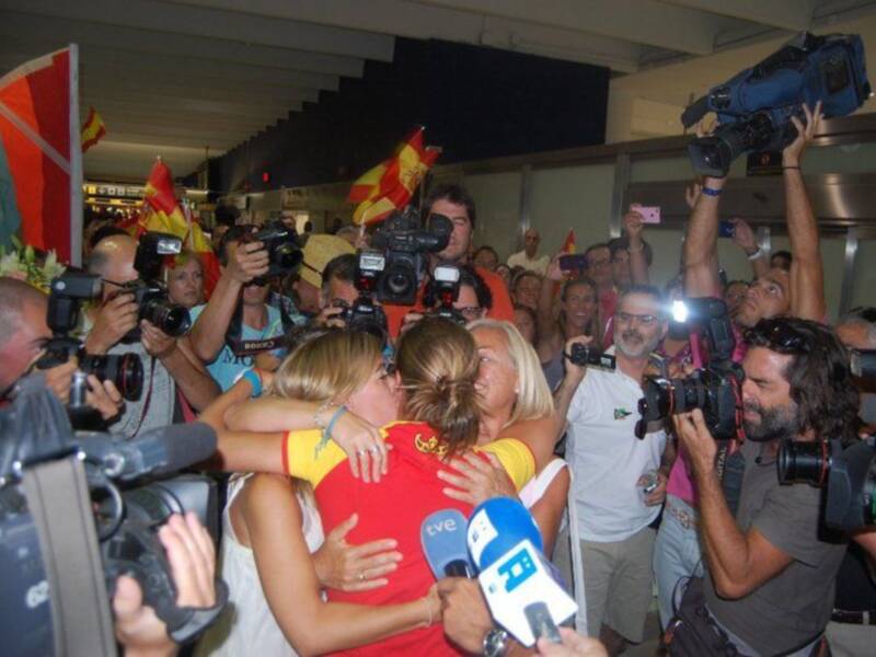 Marina Alabáu ya está en casa con su inseparable oro olímpico