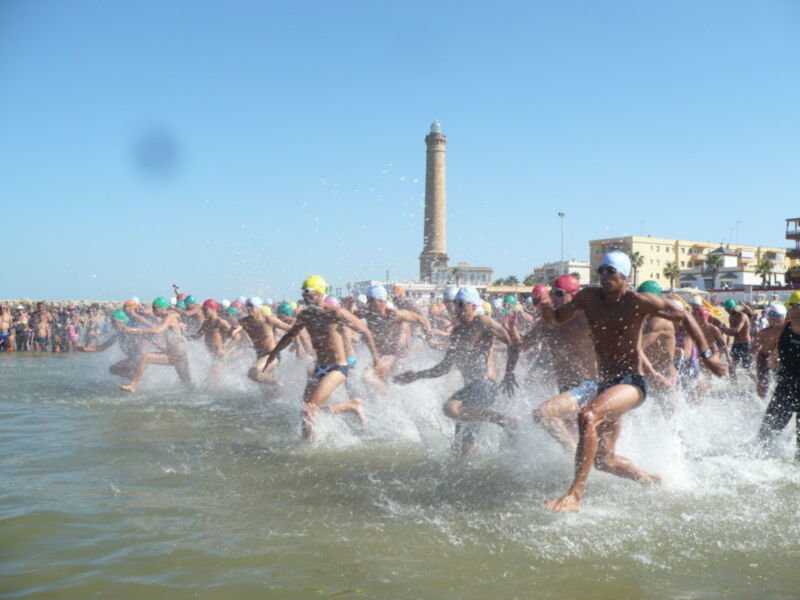 200 nadadores participarán en la espectacular travesía a nado Picoco-Playa de Regla(Chipiona)