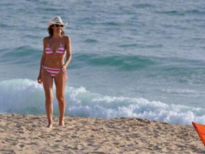 Raquel Revuelta disfruta en bikini de las playas de Cádiz, en plena forma física