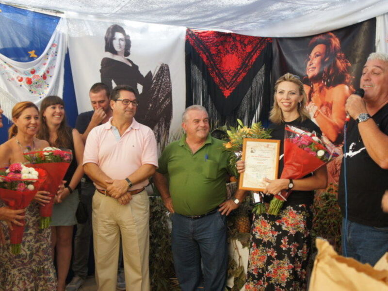 La periodista Marina Bernal Madrina de la Asociación Década 60/70 en la Fiesta de la Virgen de Regla de Chipiona 2012 .-