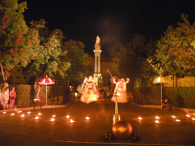 Sevilla.El Histórico Teatro Tascabile di Bérgamo en la Plaza del Triunfo.