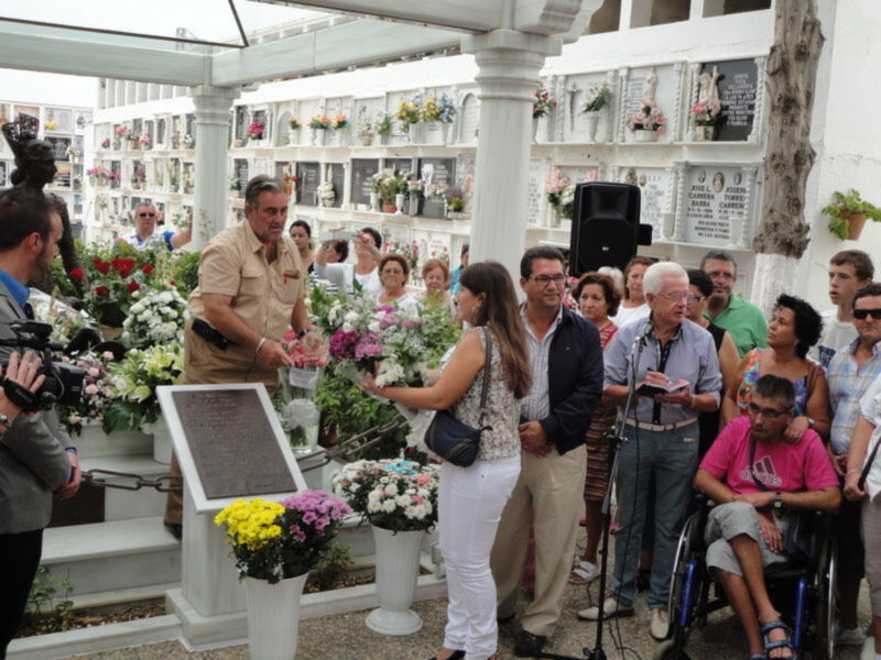 El Ayuntamiento lleva flores al Mausoleo de Rocío Jurado para conmemorar el nacimiento de la artista(Chipiona)