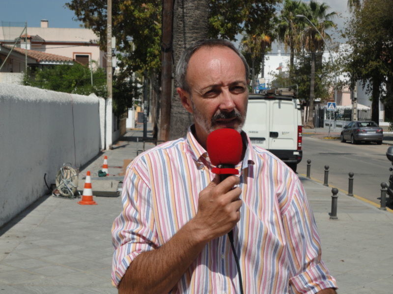Obras trabaja en el soterramiento del cableado de telefonía y energía eléctrica en Avenida de Sevilla y Avenida del Faro(Chipiona)
