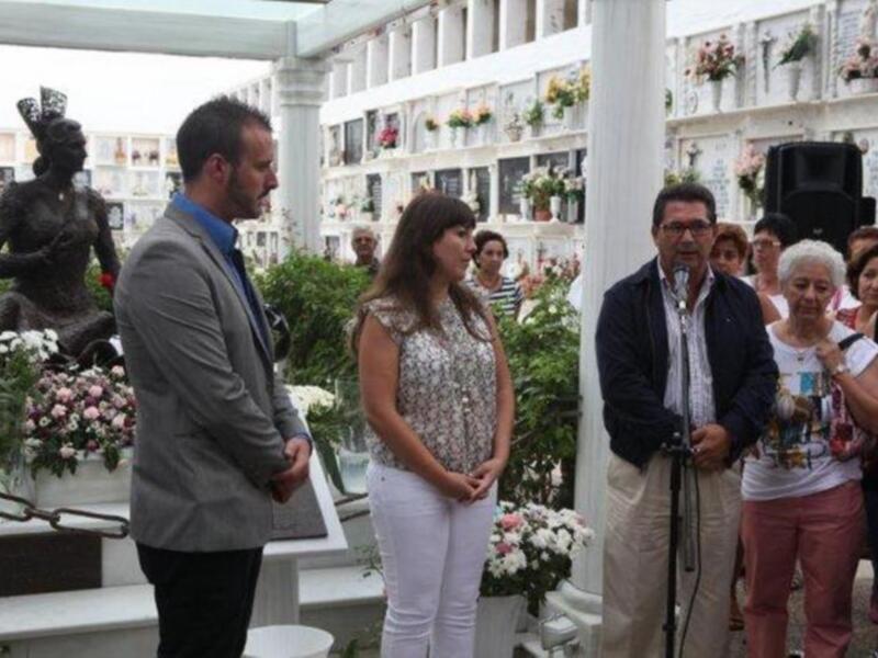 Ofrenda floral en la tumba de Rocío Jurado el día de  su 67 cumpleaños