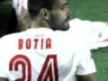 Botia 24, jugador de fútbol en acción.