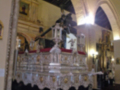 Interior de una iglesia con altares y vitrales.