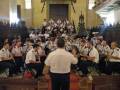 Orquesta militar tocando en una iglesia histórica