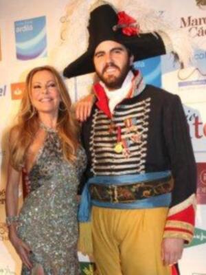 Luis Alfonso de Borbón y su esposa padrinos de la magnifica fiesta aniversario de la revista Escaparate en Sevilla