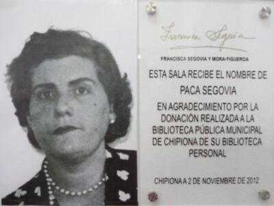 La delegada de Cultura destaca el valor del legado bibliográfico de Paca Segovia que recibe la biblioteca municipal(Chipiona)