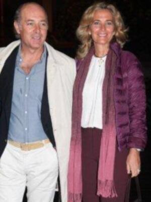 Carmen Lomana espectacular de verde y dorado bajo la lluvia madrina del 25 aniversario de la clínica Rocío Vázquez 