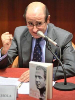 Los duques de Alba asisten a la presentación de  la biografía del rey