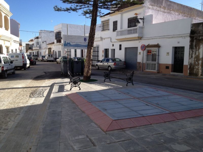 Concluye la reurbanización de la plaza Vieja con la colocación de cuatro contenedores soterrados(Chipiona) 