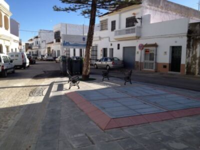 Concluye la reurbanización de la plaza Vieja con la colocación de cuatro contenedores soterrados(Chipiona) 