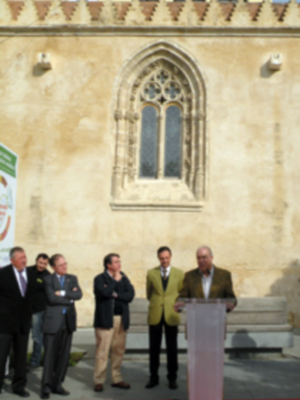 Sevilla.    EL sábado  los empresarios de Estepa hicieron entrega en el acto de 1500 kilos de Productos Navideños para las familias necesitada de Sevilla.